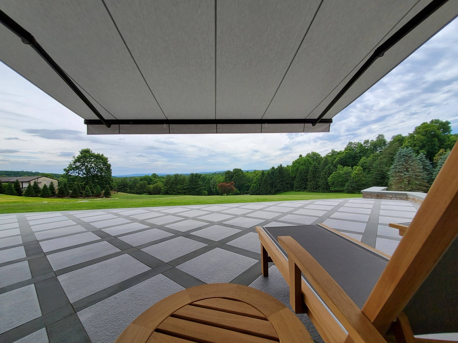 Retractable awning